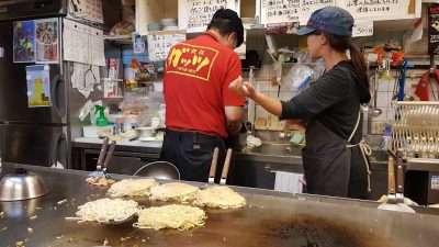 como cocina Okonomiyaki